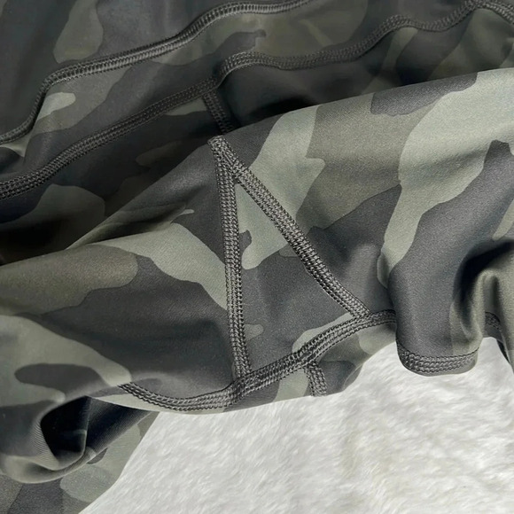 Athleta Camo Contender 7/8 Tight Size Small - Picture 9 of 9